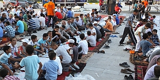 Sultanhanın da yüzlerce kişiye iftar Verildi