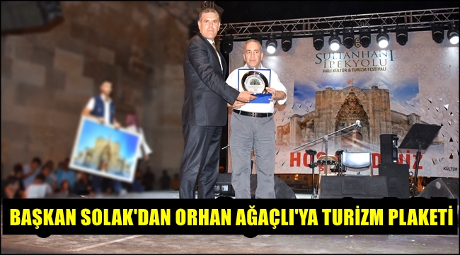 BAŞKAN SOLAK&#039;DAN ORHAN AĞAÇLI&#039;YA TURİZM PLAKETİ