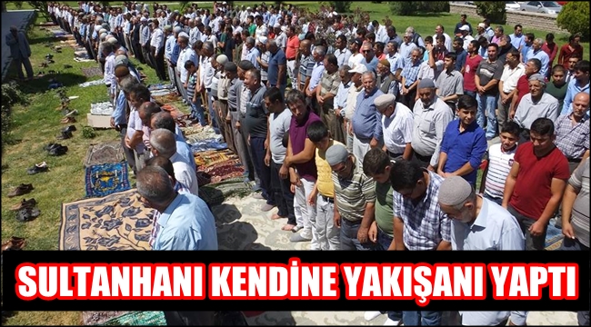İLÇE OLAN BELDE HALKI İLÇELİK HABERİNİ 800 YILLIK KERVANSARAY ÖNÜNDE ŞÜKÜR NAMAZI KILARAK KUTLADI