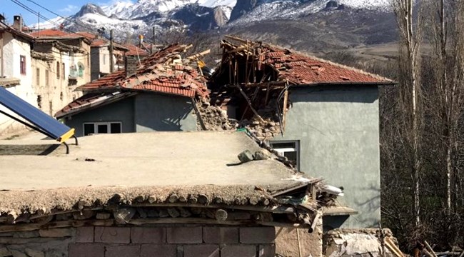 KONYA&#039;DA LODOS FIRTINASINDA MİNARE EVİN ÜZERİNE YIKILDI