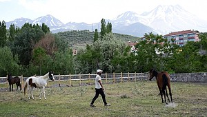 HASANDAĞIN YAMAÇLARINDA ATLAR KOŞACAK 