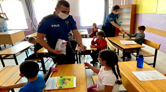 GÜLAĞAÇ EMNİYET AMİRLİĞİ PERSONELİ OKULUN İLK GÜNÜ ÖĞRENCİLERİN YANINDA OLDU