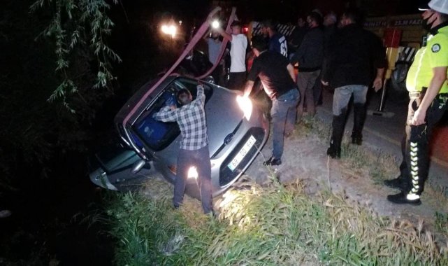 Aksaray&#039;da Kamyonet ile çarpışan otomobil kanala düştü: 3 yaralı