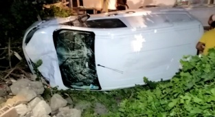 AKSARAY'DA OTOMOBİLLE ÇARPIŞAN HAFİF TİCARİ ARAÇ EVİN BAHÇESİNE UÇTU