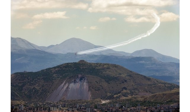 Türk Yıldızları Hıdırellez Tepesi&#039;ni coşturdu