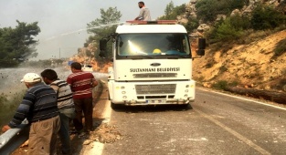 MANAVGAT İLÇESİNDEKİ ORMAN YANGINLARINI SÖNDÜRME ÇALIŞMALARINA SULTANHANI BELEDİYESİ  1 ARAZÖZ VE 2 PERSONEL İLE DESTEK VERİYOR
