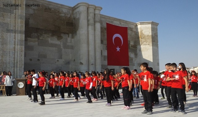 SULTANHANI İLÇESİNDE CUMHURİYET&#039;İN 98. YILDÖNÜMÜ COŞKUYLA KUTLANDI