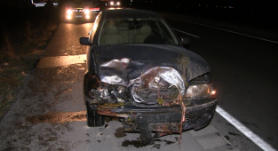 SULTANHANI İLÇESİNDE 2 OTOMOBİL KOYUNLARA ÇARPTI