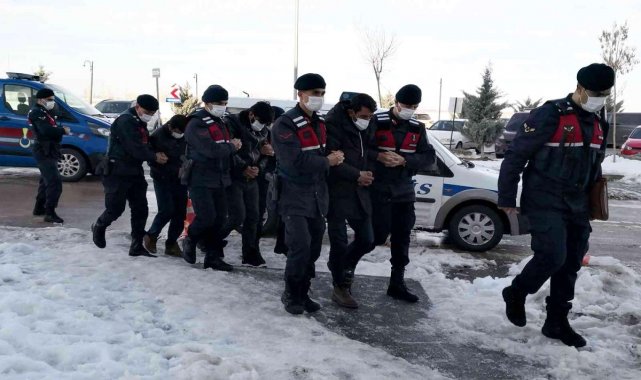 AKSARAY&#039;DA YAKALANDILAR!, 10 KÖYDEN ÇALDIKLARI MALZEMELER EVLERİNDE BULUNDU