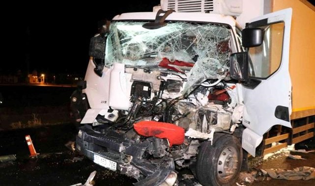 AKSARAY&#039;DA KABİNİ HURDAYA DÖNEN TIRIN SÜRÜCÜSÜ AĞIR YARALANDI