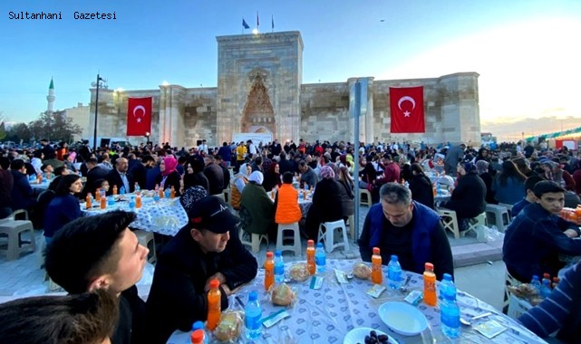 SULTANHANI İLÇESİNDE &quot;GÖNLÜMÜZ BİR SOFRAMIZ BİR&quot; İFTAR PROGRAMI DÜZENLENDİ