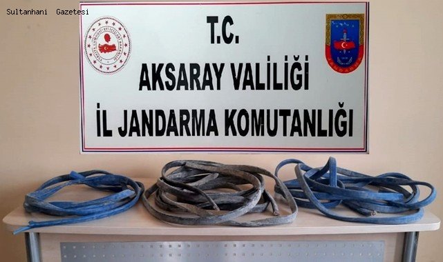 SULTANHANI&#039;NDA ARAÇ PLAKASINI SİYAH BANTLA DEĞİŞTİRİP KABLO HIRSIZLIĞI YAPAN 2 ZANLI TUTUKLANDI