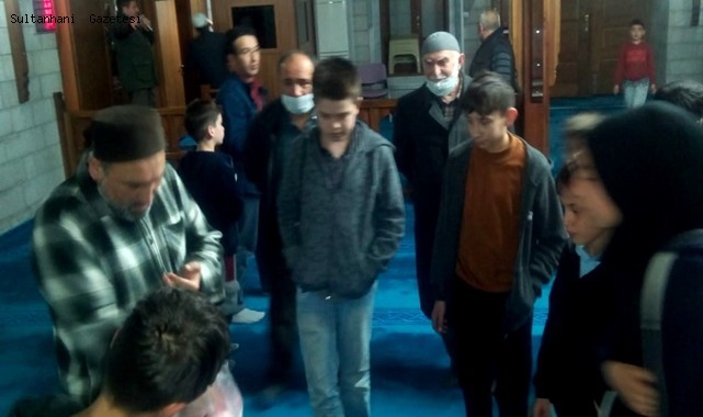 TERAVİH NAMAZINA GELEN ÇOCUKLARA DONDURMA