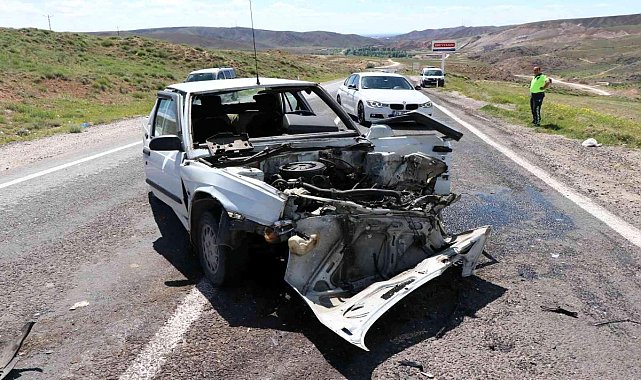 GÜLAĞAÇ YOLUNDA 2 OTOMOBİL KAFA KAFAYA ÇARPIŞTI