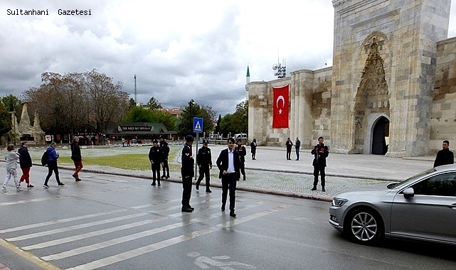 SULTANHANI İLÇESİNDE &quot;YAYALAR İÇİN 5 ADIMDA GÜVENLİ TRAFİK&quot; UYGULAMASI GERÇEKLEŞTİRİLDİ