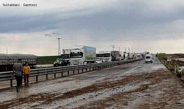 AKSARAY&#039;DA ŞİDDETLİ YAĞIŞ SELE NEDEN OLDU, ANKARA VE ADANA YOLU KAPANDI