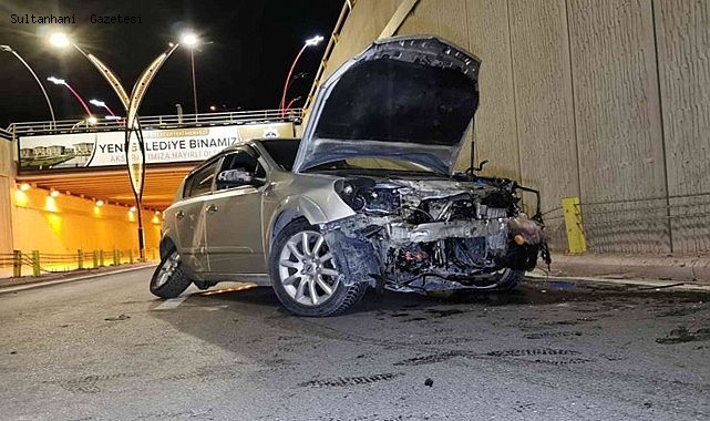 AKSARAY&#039;DA KONTROLDEN ÇIKAN OTOMOBİL ALT GEÇİTTEKİ BARİYERLERE ÇARPTI