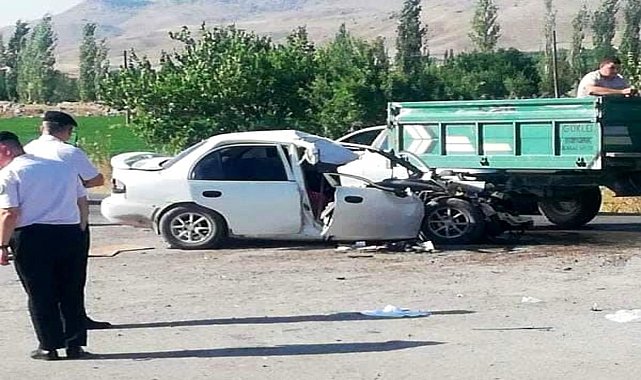 AKSARAY&#039;DA OTOMOBİL İLE KAMYON ÇARPIŞTI: 3&#039;Ü AĞIR 4 YARALI