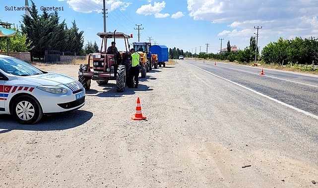 AKSARAY JANDARMADAN TRAKTÖR VE MEVSİMLİK İŞÇİ TAŞIYAN ARAÇLARA YÖNELİK DENETİM