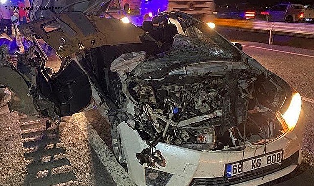 AKHAN YAKINLARINDA OTOMOBİLİN TRAKTÖRE ÇARPMASI SONUCU 3 KİŞİ YARALANDI