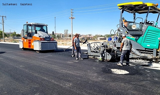 SULTANHANI İLÇESİNDE ANA CADDELERE SICAK ASFALT SERİMİ DEVAM EDİYOR