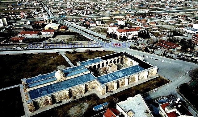 KERVANSARAYA TURİST GETİREN TUR OTOBÜSLERİ&#039;NİN İLÇE MERKEZİNE GİRMELERİ YASAKLANDI