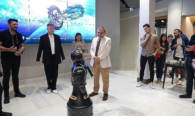 Haliç Üniversitesi Rektörü Prof. Dr. Zafer Utlu, Dünyanın İlk İnsansı Robot Müzesini Ziyaret Etti