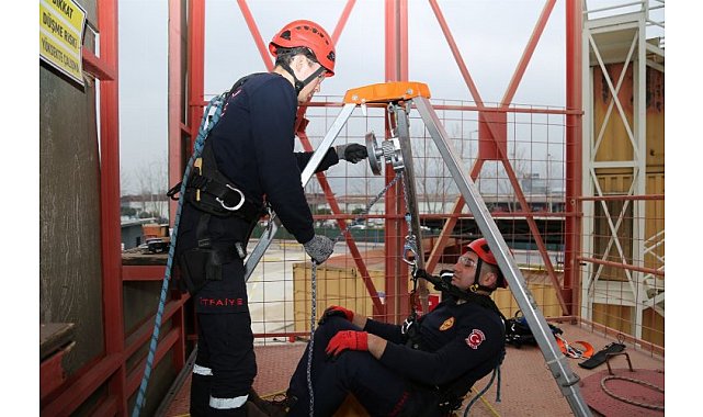 Kocaeli&#039;de stajyerler itfaiyeciler mesleğe hazırlanıyor