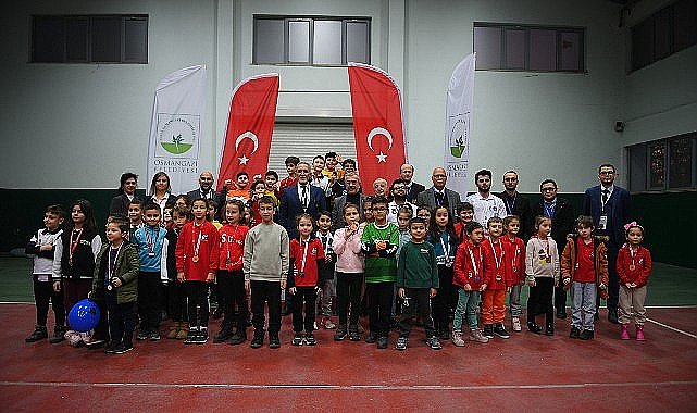 Minik satranççılar ödüllerini aldı