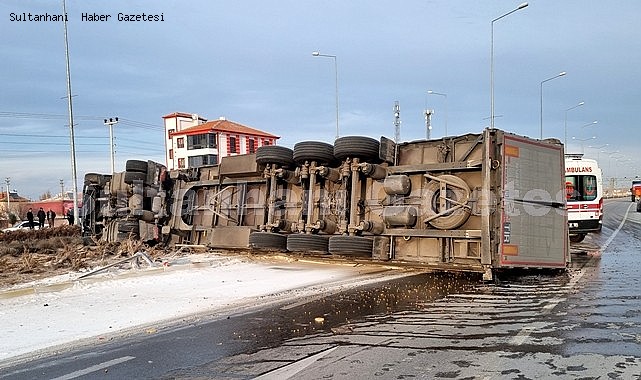 SULTANHANI TRAFİK IŞIKLARINDA KAZA: 5 YARALI