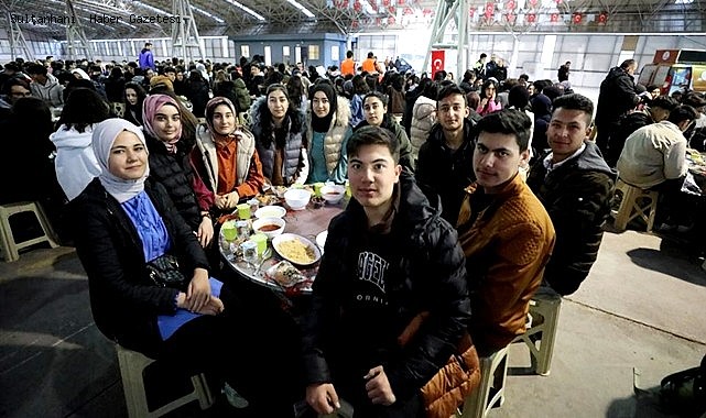 ÜNİVERSİTE SINAVINA GİRECEK ÖĞRENCİLERE GÖNÜL SOFRASI KURULDU