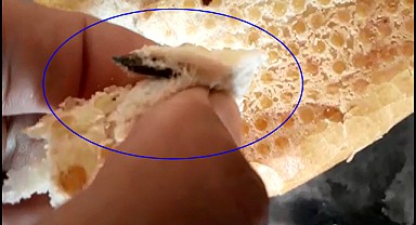 SULTANHANI İLÇESİNDE BAKKALDAN ALINAN EKMEKDEN ÇİVİ ÇIKTI 