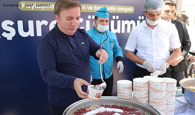 VALİ AYDOĞDU VATANDAŞLARA AŞURE İKRAM ETTİ