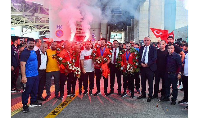 Şampiyon güreşçilere coşkulu karşılama