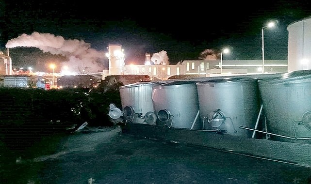 AKSARAY YOLUNDA SÜT TANKERİ İLE PANCAR YÜKLÜ KAMYON ÇARPIŞTI