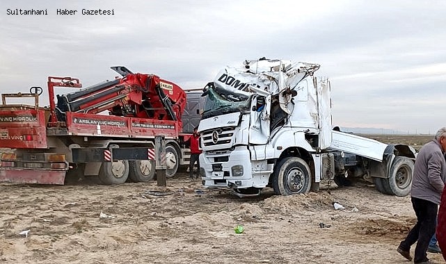 YEŞİLTÖMEK KÖYÜNDE KÜSBE YÜKLÜ TIR DEVRİLDİ