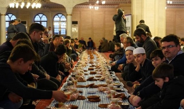 Konya&#039;da hafızlık öğrencileri iftar programında buluştu