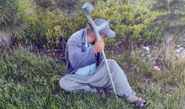 Topladığı paraları koltuk değneğine zulaladı