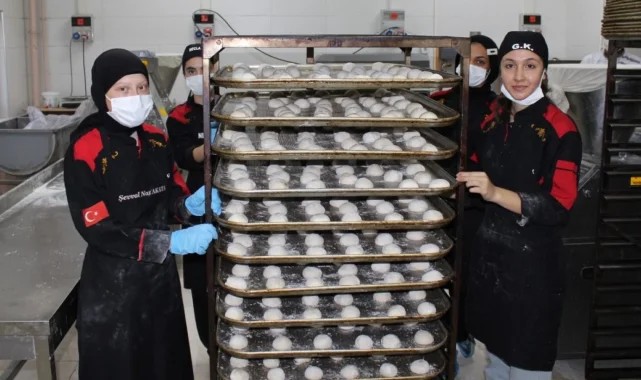 Aksaray&#039;da liseli öğrenciler ekmek üretiyor