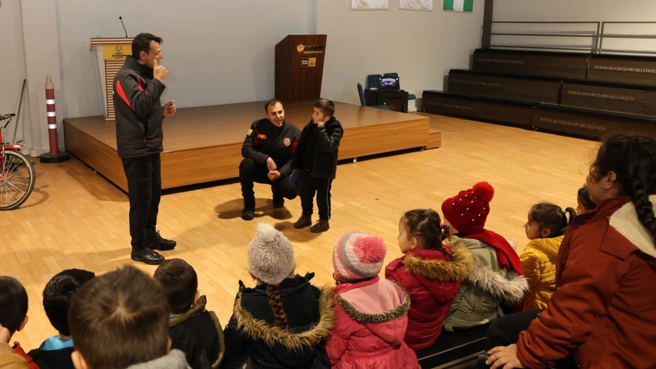 Konya&#039;da minik kahramanlar itfaiyecilerle öğreniyor