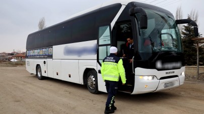 Aksaray Jandarma Yolcu Otobüsü Kontrollerine Devam ediyor
