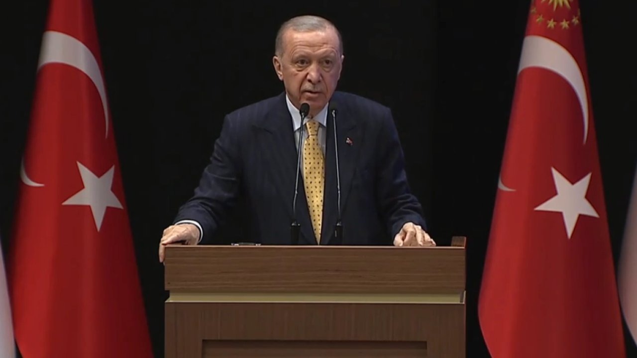 Cumhurbaşkanı Erdoğan&#039;dan Özgür Özel&#039;e sert sözler! Ayağını denk al!