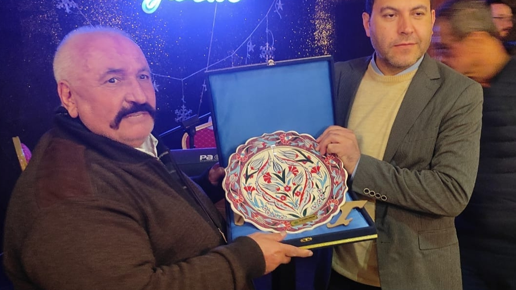 BAŞKAN DİNÇER’İN HEDİYESİ ÇANKIRI VALİSİ, BELEDİYE BAŞKANI VE GAZETECİLERİN MAKAMLARINDA!