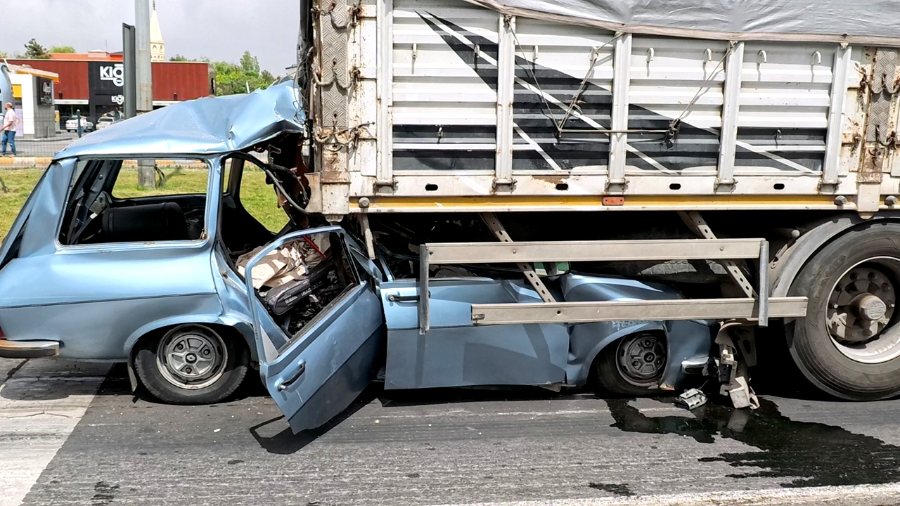 Aksaray&#039;da feci kaza, Otomobil tırın altına girdi