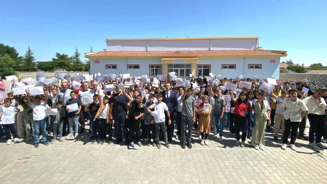 Sultanhanı&#039;nda Öğrencilerin Karne Sevinci, 2024-2025 eğitim öğretim dönemi sona erdi