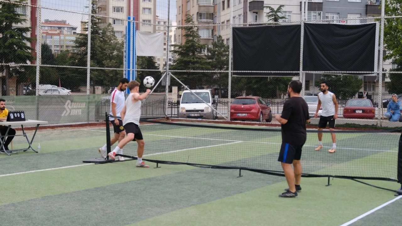 Konya’da ayak tenisi heyecanı