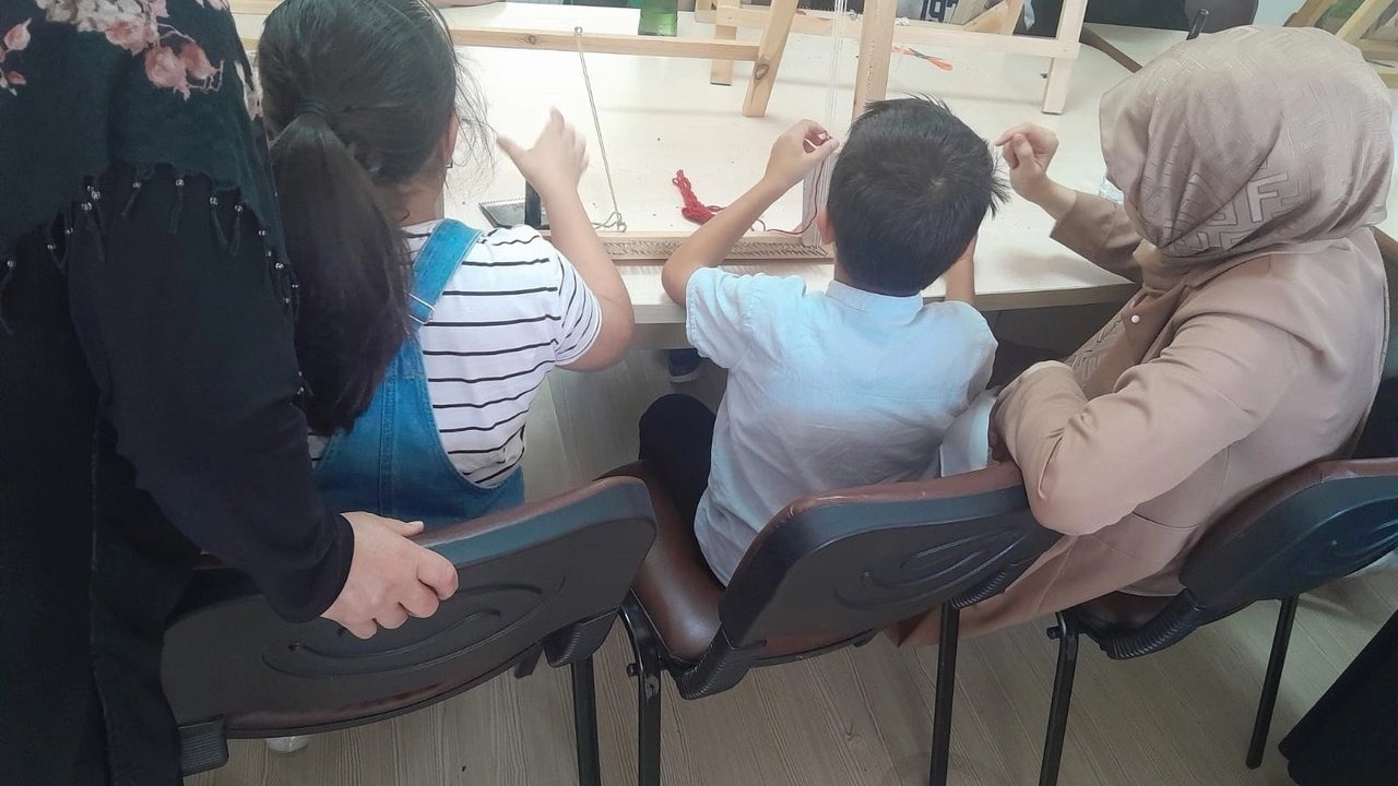 Nevşehirli çocuklar Halı Dokuma Atölyesi&#039;nde