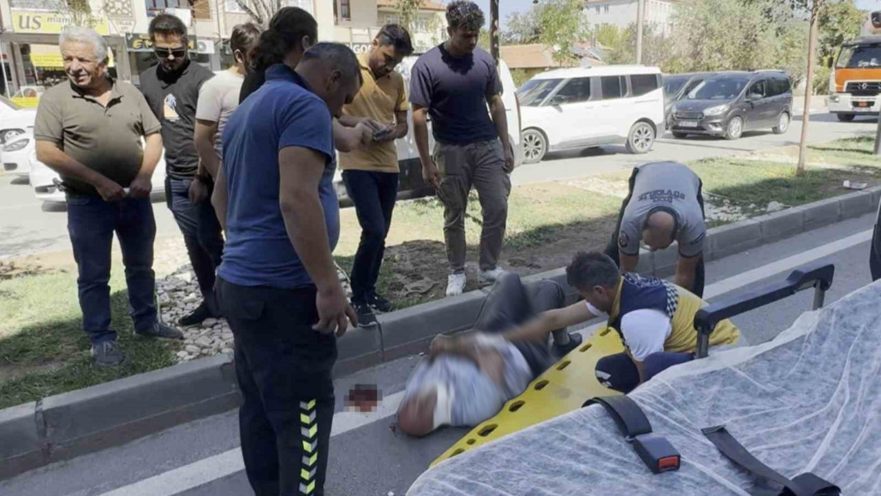 Aksaray&#039;da Emekli maaşını çekip karşıya geçmeye çalışan vatandaşa otomobil çarpıp kaçtı