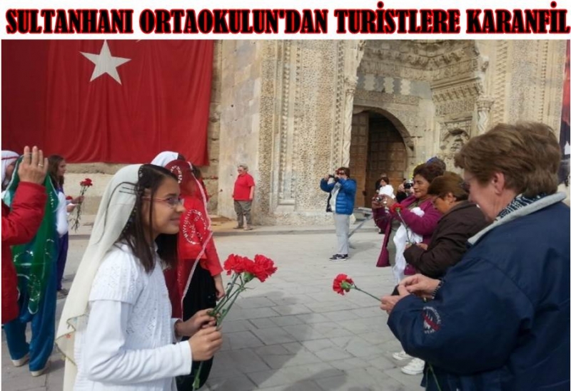 Sultanhanı Ortaokulun&#039;dan Turistlere Karanfil