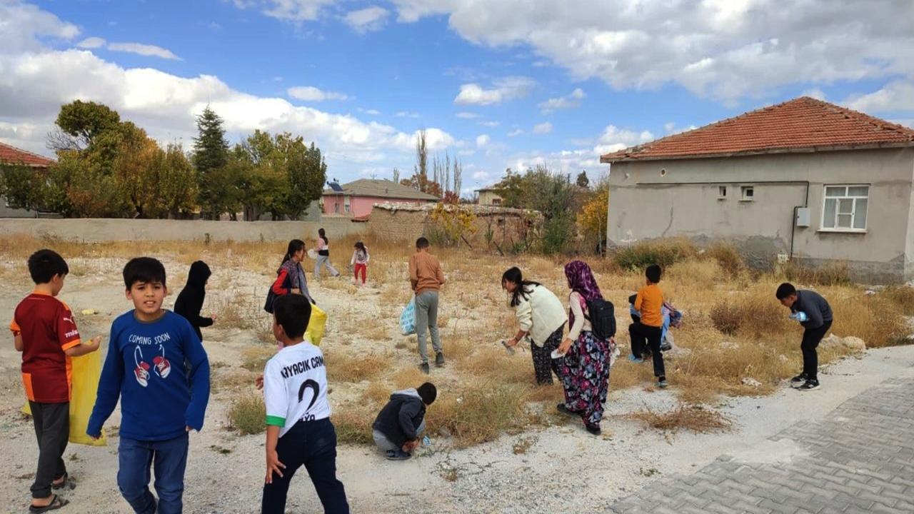 Eşmekaya Beldesinde Örnek Temizlik Çalışması, Sokak Sokak Çöp Topladılar